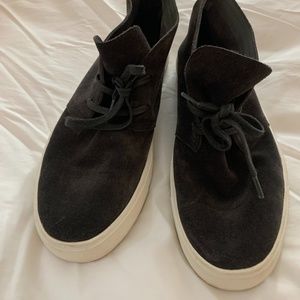 Like new Women's Vince dark gray suede lace up sneaker 8.5